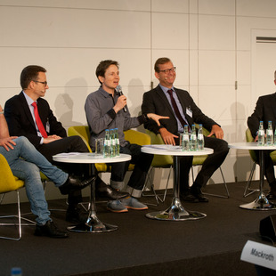 Johannes Büchs im Interview mit Dr. Jürgen Borchert, Prof. Dr. Christian Seiler, Prof. Dr. Thorsten Kingreen und Prof. Dr. Martin Werding (v.l.n.r.)