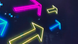 Neon Pfeile auf einem dunklen Hintergrund