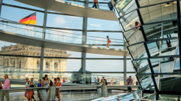 Blick in die Kuppel des Reichstagsgebäudes in Berlin