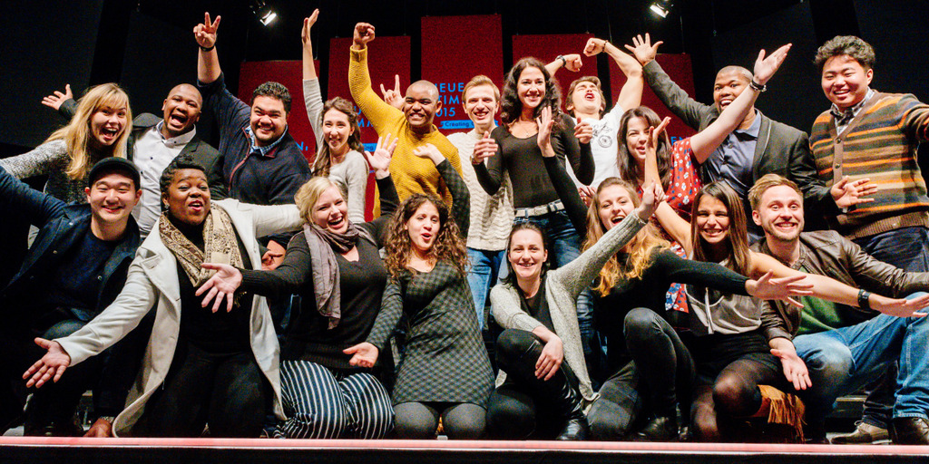 Gruppenfoto mit den Endrundenteilnehmern der NEUEN STIMMEN 2015 auf der Bühne des Theaters Gütersloh.