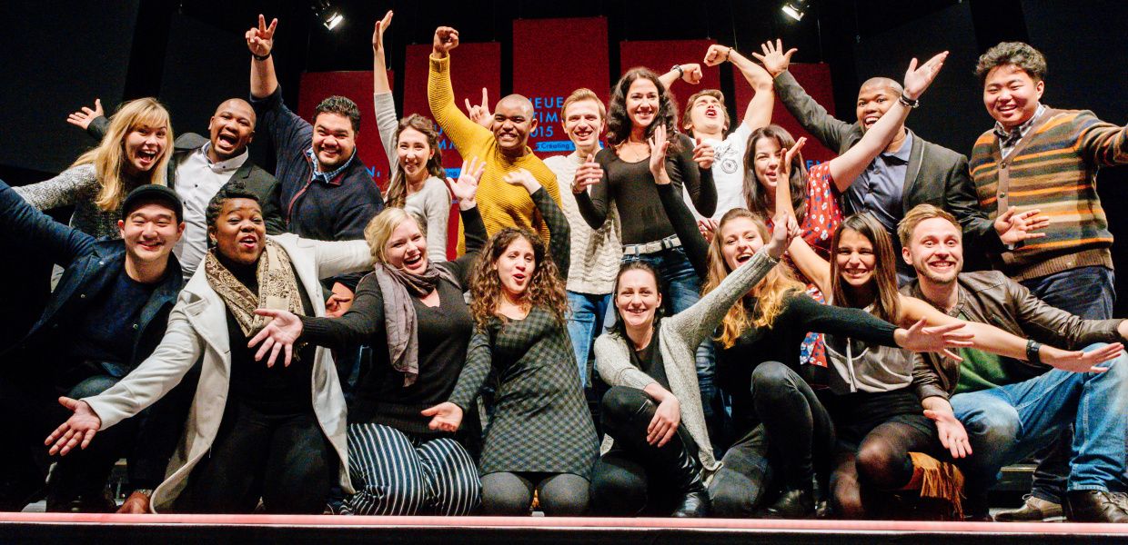 (© Besim Mazhiqi) Gruppenfoto mit den Endrundenteilnehmern der NEUEN STIMMEN 2015 auf der Bühne des Theaters Gütersloh.