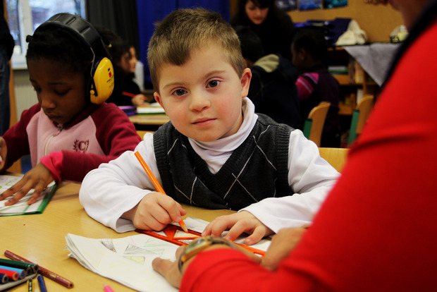 Ein Schüler der Grundschule Langbargheide schaut von seinem Heft auf.