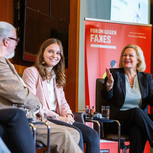Frau Faeser auf dem Podium am diskutieren