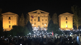 Platz der Republik in Jerewan bei Nacht mit hell erleuchtetem Prachtbau