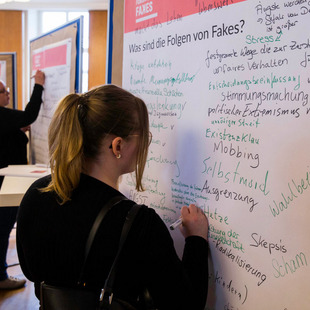 Forum gegen Fakes_Teilnehmerin an Stellwand