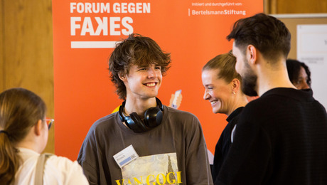 Gruppe vor Banner