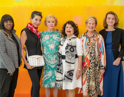 Gruppenfoto einiger Teilnehmerinnen der Auftaktveranstaltung zum Global Summit of Women, darunter die Stifterin Liz Mohn und Daniela Schwarzer, Vorständin der Bertelsmann Stiftung.