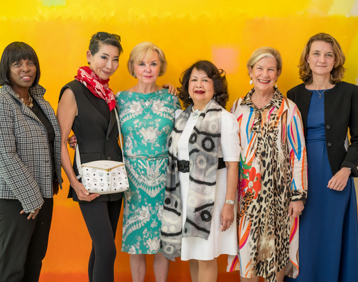 Gruppenfoto einiger Teilnehmerinnen der Auftaktveranstaltung zum Global Summit of Women, darunter die Stifterin Liz Mohn und Daniela Schwarzer, Vorständin der Bertelsmann Stiftung.