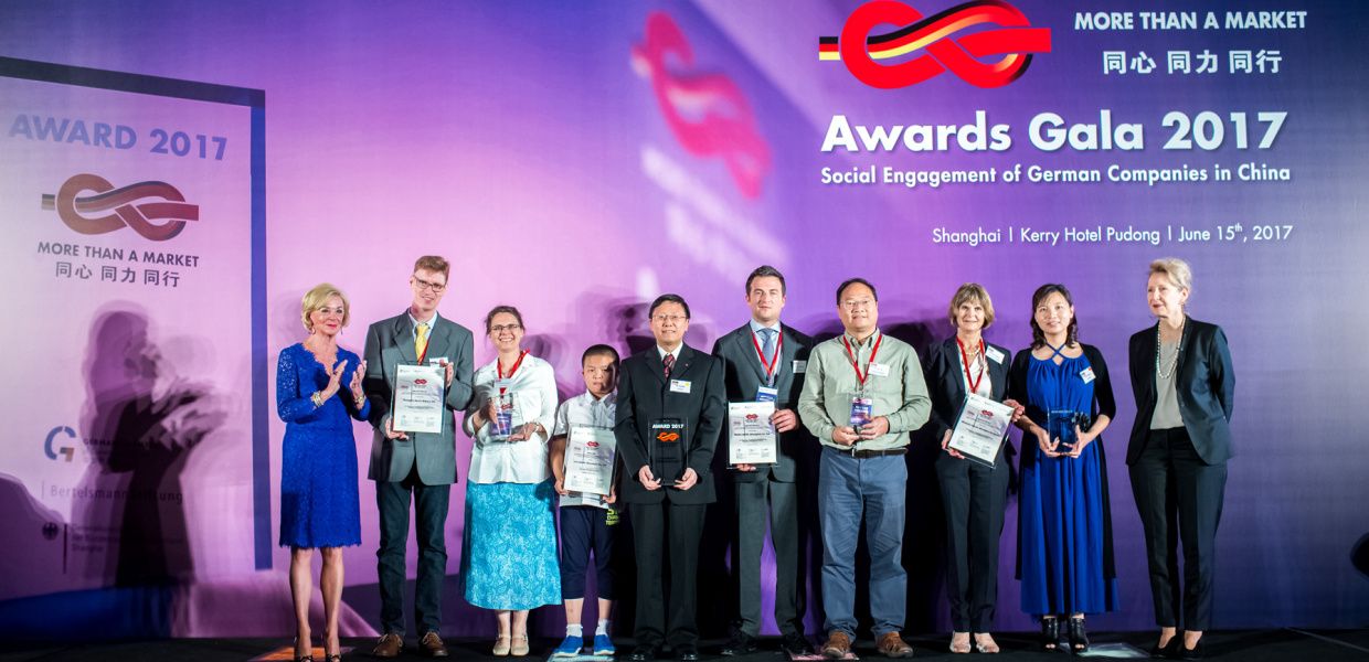 (© Wang Xiaoxin) Group photo with Liz Mohn and the winners of the "More than a market award".