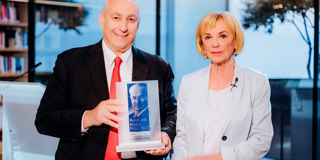 Nechemia J. Peres, der Reinhard Mohn Preisträger 2020, mit Liz Mohn, Bertelsmann Stiftung