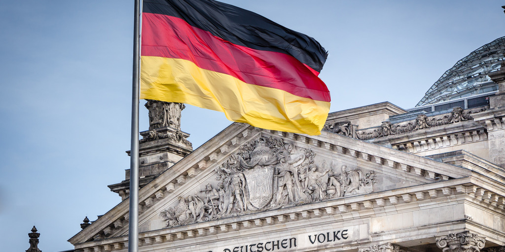 Deutsche Fahne vor dem Reichstagsgebäude
