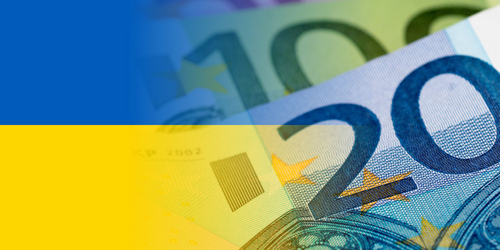 Euroscheine vor dem Hintergrund Ukraineflagge