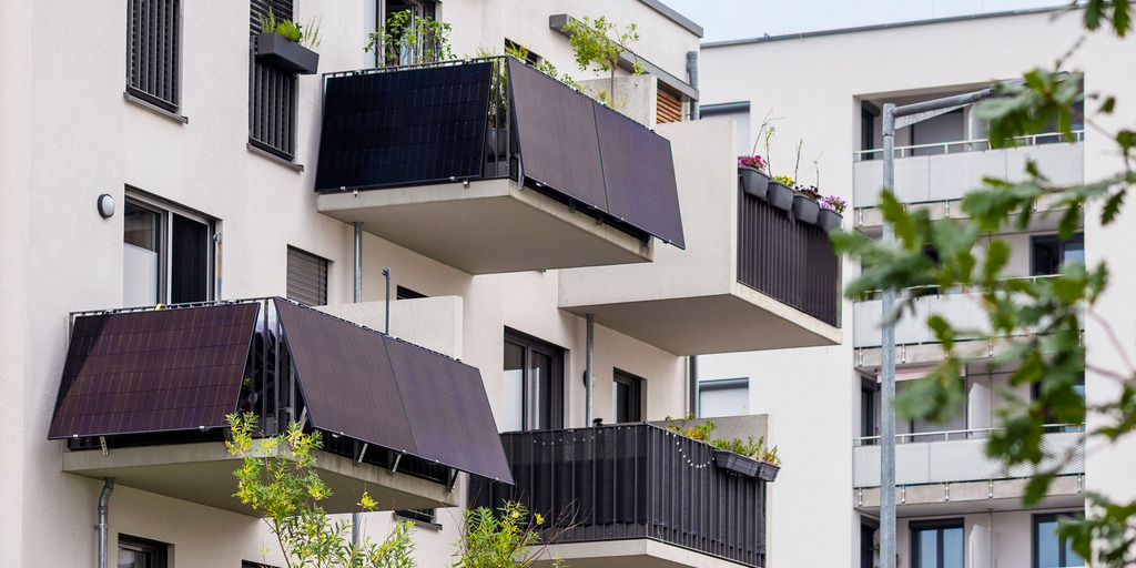 Balkon-Solarmodule für Mehrfamilienhäuser. Mini-Solarkraftwerk auf Balkonen von modernen Mehrfamilienhäusern in Deutschland