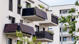 Balkon-Solarmodule für Mehrfamilienhäuser. Mini-Solarkraftwerk auf Balkonen von modernen Mehrfamilienhäusern in Deutschland