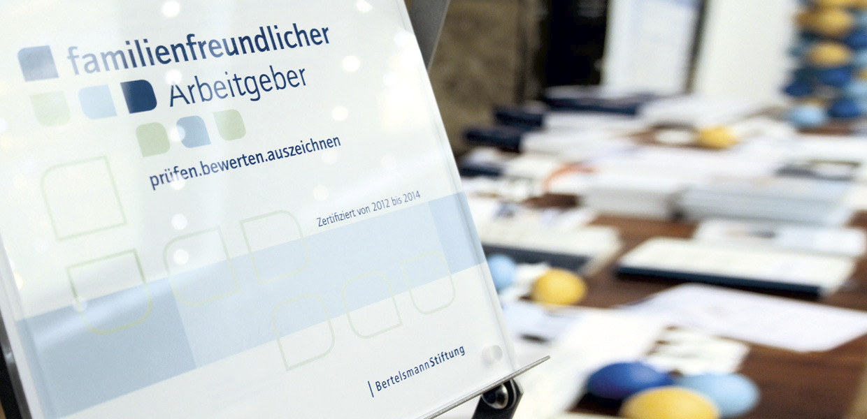 Siegelschild auf Büchertisch