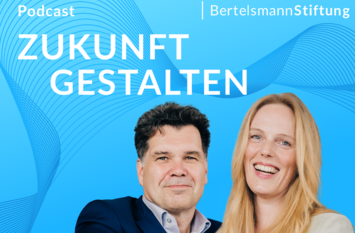 Die Moderator:innen des Podcasts "Zukunft gestalten", Malva Sucker und Jochen Arntz, sind vor einem Hintergrund mit dem Logo des Podcasts zu sehen.