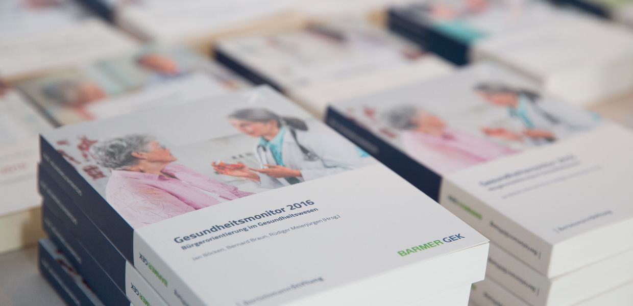 (© Sebastian Pfütze) Büchertisch Gesundheitsmonitor