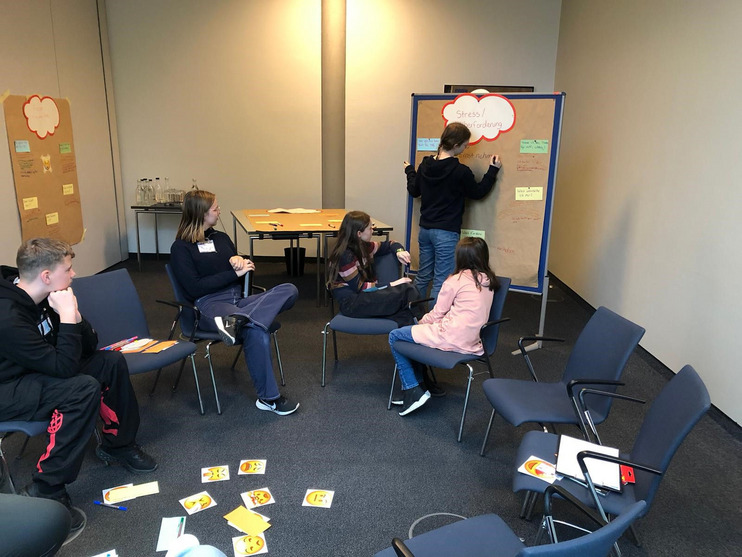 Jugendkonferenz November 2023: Eure Themen 11 Das Bild zeigt Impressionen aus der Jugend-/ Zukunfskonferenz in Berlin. In der Jugendliche zu verschiedenen Themen an Workshops teilgenommen haben.