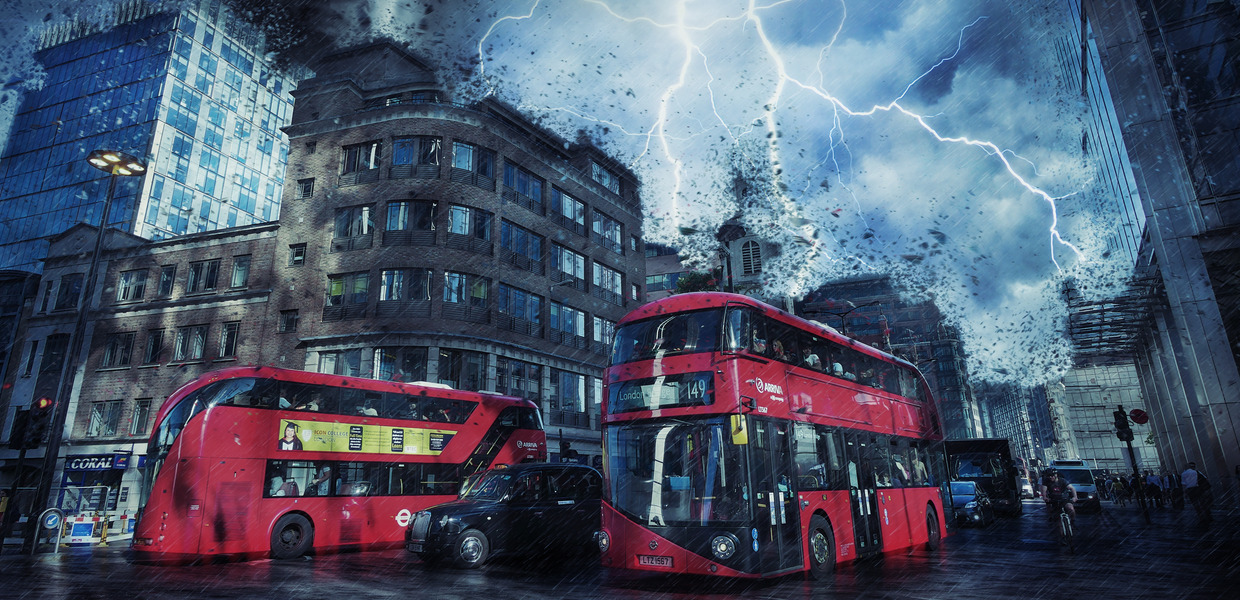 (© TheDigitalArtist/pixabay.com - CC0, Public Domain, https://creativecommons.org/publicdomain/zero/1.0/deed.de) Zwei rote Londoner Busse fahren durch dunkle Straßen. Ein großer, heller Blitz schlägt in die umliegenden Häuser ein. Alles ist düster und dunkel.