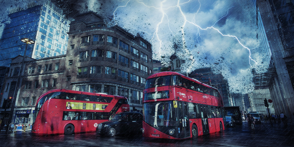 Zwei rote Londoner Busse fahren durch dunkle Straßen. Ein großer, heller Blitz schlägt in die umliegenden Häuser ein. Alles ist düster und dunkel.