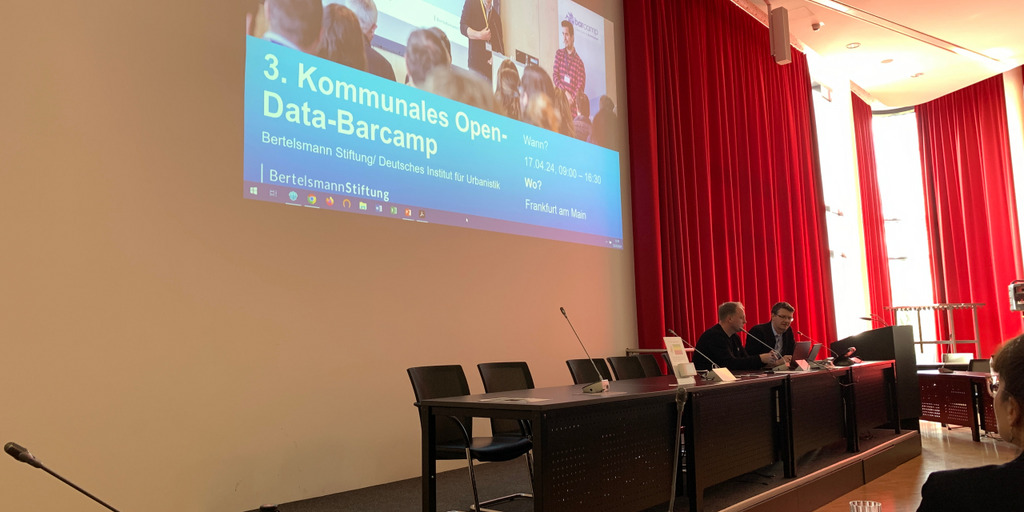 Ratssaal der Stadt Moers. Mario Wiedemann stellt das Open-Data-Barcamp vor.