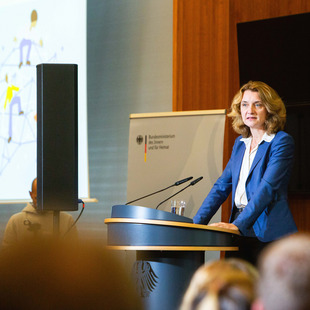 Frau Schwarzer spricht am Rednerpult