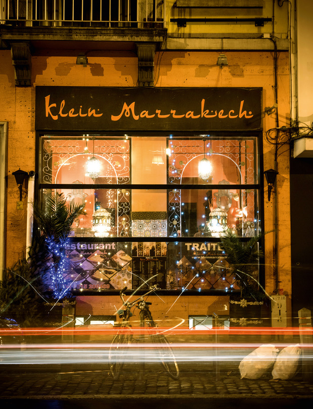 "Klein Marrakesch" – Restaurant in der Nähe des Hauptbahnhofs von Mechelen bei Nacht.