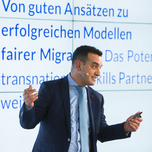 Najim Azahaf von der Bertelsmann Stiftung begrüßt zur Auftaktveranstaltung der Denkfabrik für Transnationale Skills Partnerships