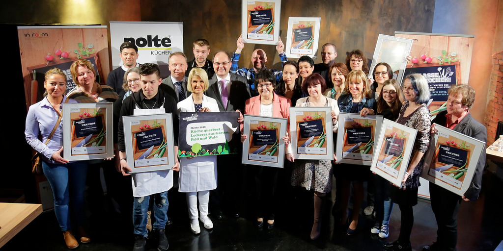 Die Gewinner des Wettbewerbs "Klasse, Kochen!" zusammen mit Fernsehkoch Tim Melzer, Bundesernährungsminister Christian Schmidt (CSU) und Dr. Brigitte Mohn, Vorstand der Bertelsmann Stiftung.