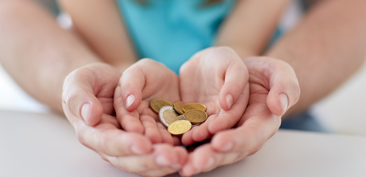 (© Shutterstock / Syda Productions) Kinder- und Elternhände Geld haltend