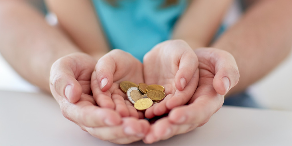Kinder- und Elternhände Geld haltend