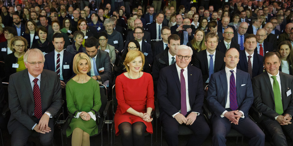 Blick ins Publikum während der Eröffnungsveranstaltung des 12. Zukunftsforums Ländliche Entwicklung auf der Internationalen Grünen Woche in Berlin. In der vordersten Reihe sind unter anderem Bundespräsident Frank-Walter Steinmeier, Bundeslandwirtschaftministerin Julia Klöckner und Brigitte Mohn, Vorstandsmitglied der Bertelsmann Stiftung, zu sehen.