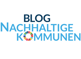 Logo Blog Nachhaltige Kommunen. Das O von Kommunen besteht aus dem SDG-Rad.