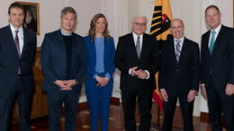 Teilnehmer des "Forum Bellevue" stehen im Schloss Bellevue zusammen: Michael Butter, Ulf Poschardt, Julia Stein, Frank-Walter Steinmeier, Jeff Mason, und unser Vorstandsvorsitzender Aart De Geus.