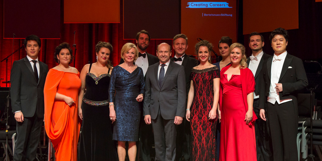 The ten finalists stand together with Liz Mohn and Dominique Meyer.