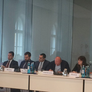 Teilnehmer des Experten-Round-Table zur Östlichen Partnerschaft der EU während der Diskussion