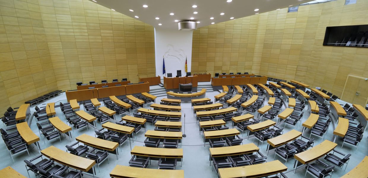 (© Ralf Roletschek / Wikimedia Commons - CC-BY-SA 3.0, http://creativecommons.org/licenses/by-sa/3.0) Sitzungssaal Landtag Niedersachsen