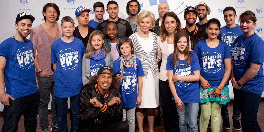 Gruppenfoto der Preisträger, der prominenten Botschafter sowie von Liz Mohn und Integrations-Staatsministerin Aydan Özoguz bei der "Alle Kids sind VIPs"-Preisverleihung im Juli 2015 in Berlin.