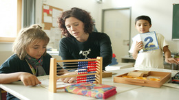 Schulalltag an der Norbertschule. Eine Lehrerin hilft einer Schülerin bei einer Aufgabe.