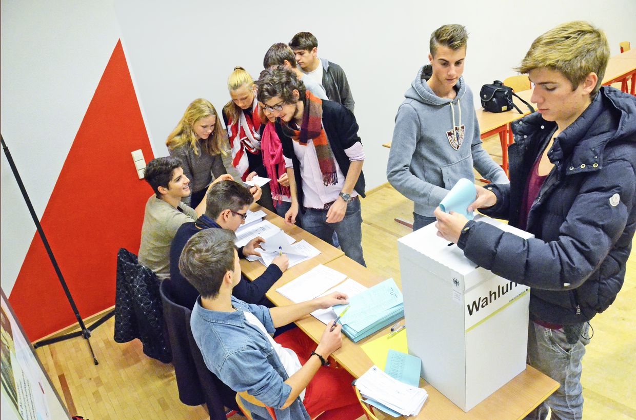 Juniorwahl am Kolleg St. Blasien. Aktion "Schüler üben die Demokratie – Vier Klassenstufen des Kollegs St. Blasien nehmen an der Juniorwahl 2013 teil."
Foto für das Buchcover Wählen ab 16, Ein Beitrag zur nachhaltigen Steigerung der Wahlbeteiligung. Juniorwahl am Kolleg St. Blasien. Aktion "Schüler üben die Demokratie – Vier Klassenstufen des Kollegs St. Blasien nehmen an der Juniorwahl 2013 teil."
Foto für das Buchcover Wählen ab 16, Ein Beitrag zur nachhaltigen Steigerung der Wahlbeteiligung.
