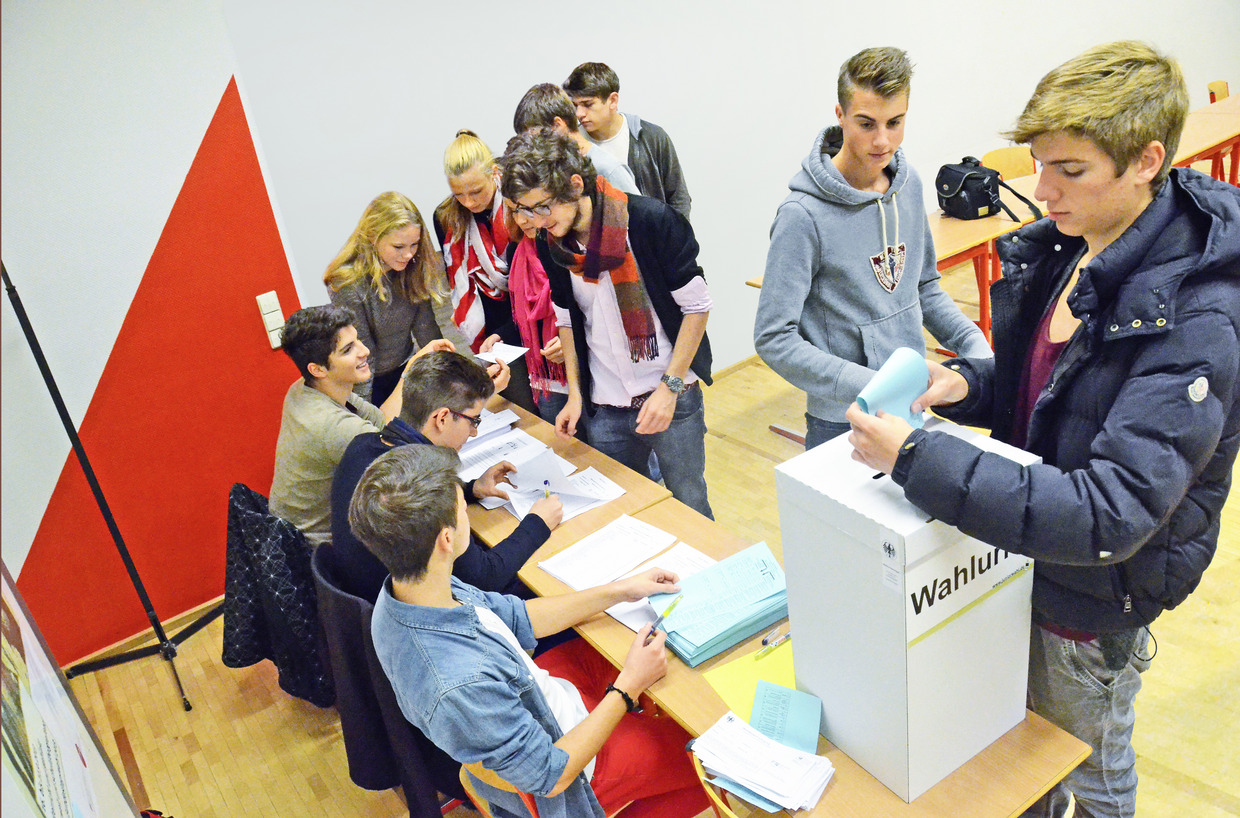 Juniorwahl am Kolleg St. Blasien. Aktion "Schüler üben die Demokratie – Vier Klassenstufen des Kollegs St. Blasien nehmen an der Juniorwahl 2013 teil." 
Foto für das Buchcover Wählen ab 16, Ein Beitrag zur nachhaltigen Steigerung der Wahlbeteiligung.