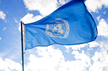 Die Flagge der Vereinten Nationen weht vor den Calgary War Museums unter einem bewölkten Himmel.