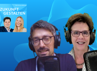 Teaserbild des Newsletters "Zukunft gestalten" der Bertelsmann Stiftung. Das Bild zeigt unsere Hosts Malva Sucker und Jochen Arntz in einem kleinen Bild und in einem größeren Bild die Gäste Kirsten Witte und René Geißler.