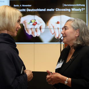 Brigitte Mohn (links), Vorstandsmitglied der Bertelsmann Stiftung, im Austausch mit Wendy Levinson (Choosing Wisely Canada)