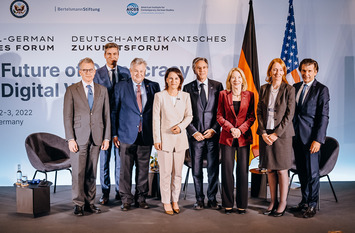 Gruppenfoto von Jeff Rathke (AICGS), Ingo Zamperoni (ARD-Moderator), Michael Link (Mitglied des Deutschen Bundestages, Koordinator der Transatlantischen Beziehungen), Bundesaußenministerin Annalena Baerbock, US-Außenminister Antony J. Blinken, Amy Gutmann (US-Botschafterin in Deutschland), Emily Haber (deutsche Botschafterin in den USA), Ralph Heck (Vorstandsvorsitzender der Bertelsmann Stiftung).