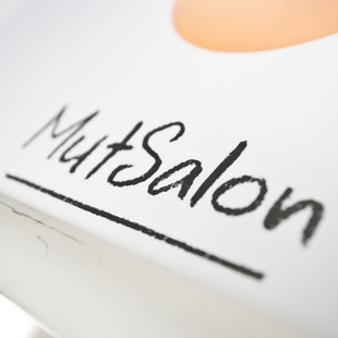Schild zur Erlebnisparcours-Station "MutSalon"