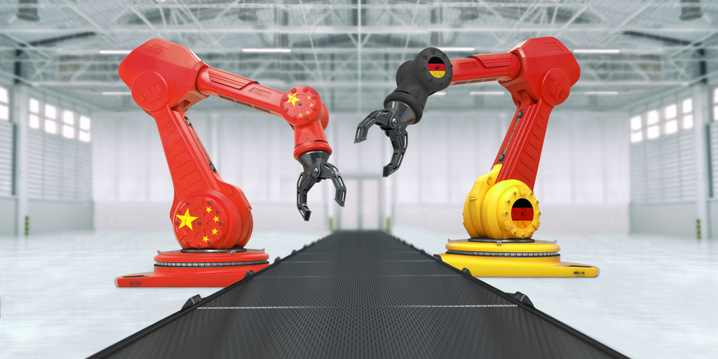 Zwei Roboter stehen sich gegenüber