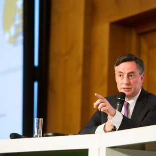 David McAllister auf dem Podium