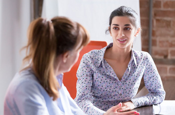 Interviewsituation zwischen zwei Frauen