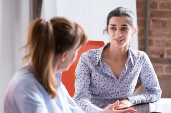 Interviewsituation zwischen zwei Frauen